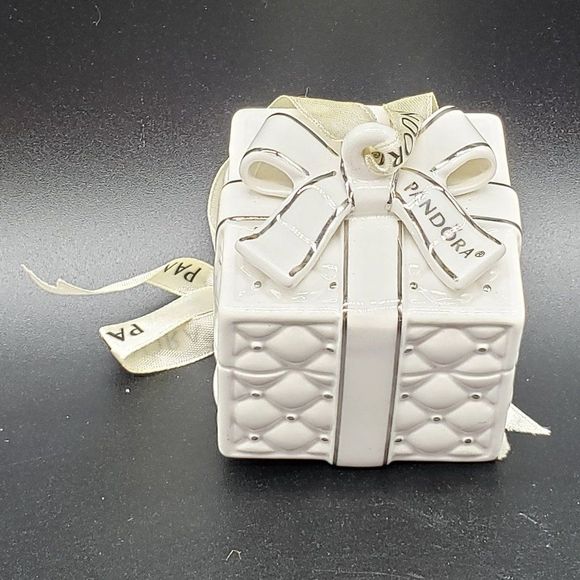 Pandora 2016 Porcelain White Silver Quilted Christmas Present Ornament - Picture 13 of 15